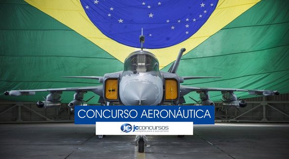Concurso Aeronáutica - aeronave da Força Aérea Brasileira estacionada em hangar com bandeira do Brasil ao fundo - Divulgação