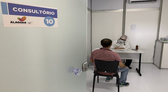 Concurso do Ministério da Saúde: homem recebe atendimento médico em consultório - Thallysson Alves/Saúde AL