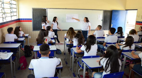 Concurso SEE PE: professor em sala de aula - Divulgação