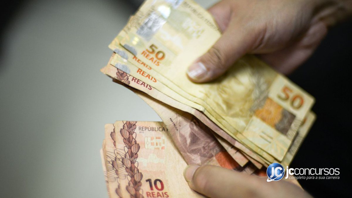 A prática de emprestar dinheiro a juros pode ter consequências jurídicas - Divulgação/JC Concursos