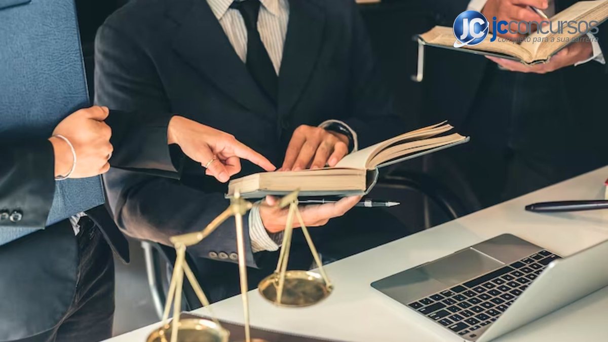 Homem analisando lei - MEC proíbe cursos em EAD em Direito e outras áreas