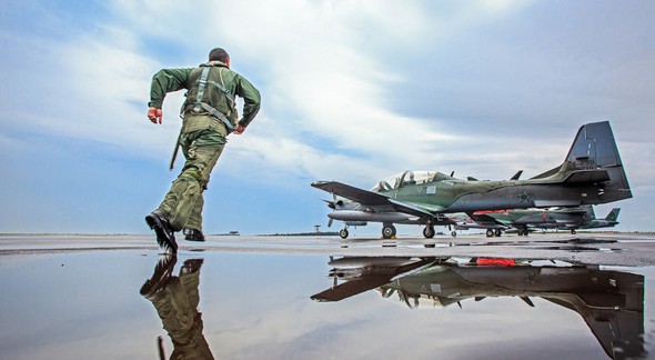 Militar da Aeronáutica corre em direção à aeronave - EBC